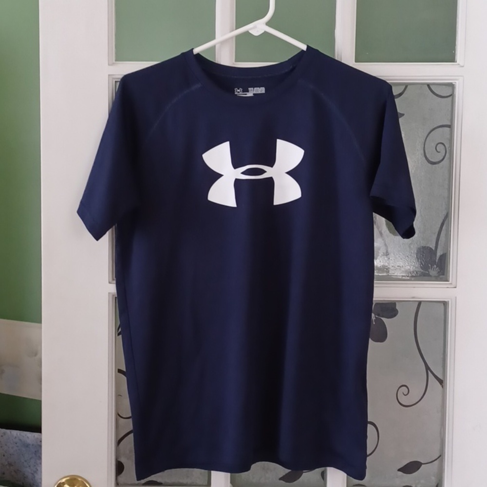 Under Armour tee shirt Louse fit boys size xlarge